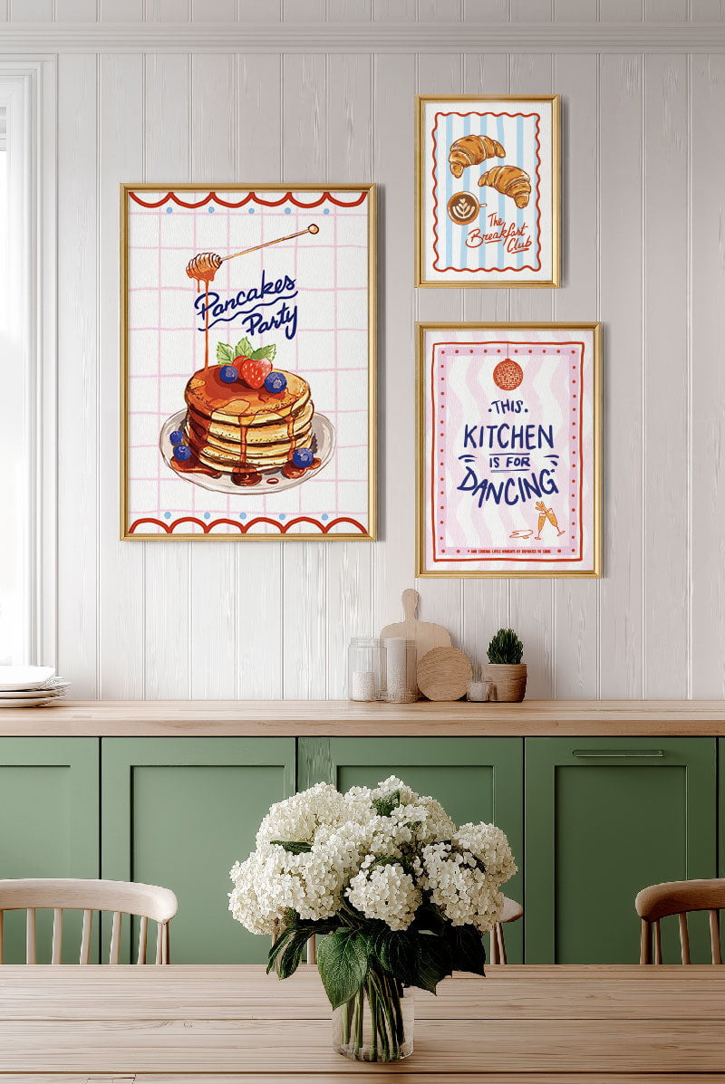 Trois affiches illustrations brunch mises en situation sur le mur d'une cuisine