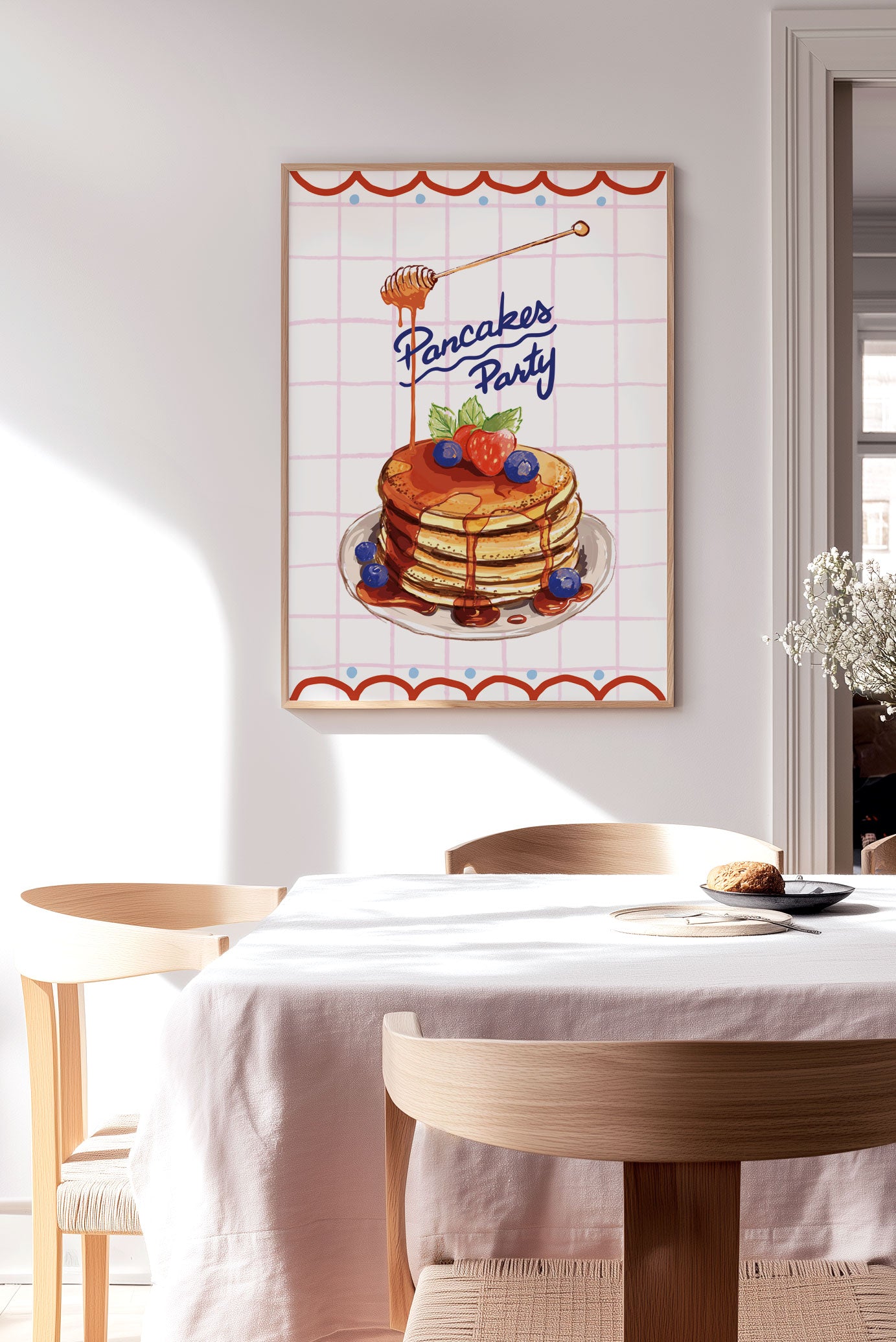 Affiche cuisine pancakes party sur fond quadrillé encadrée sur le mur d'une cuisine