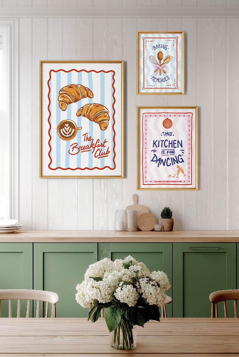 Trois affiche illustration brunch encadrée et mise en situation sur le mur d'une cuisine