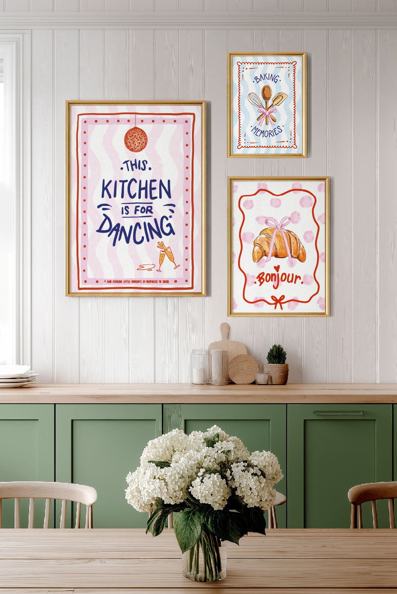 Trois affiches illustrations pop de la collection brunch mises en situation sur un mur