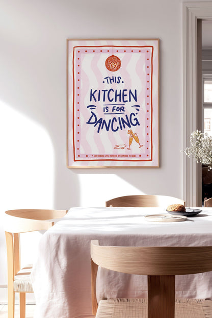 Affiche illustration pop "this kitchen" sur fond rose ondulé encadrée sur le mur d'une cuisine
