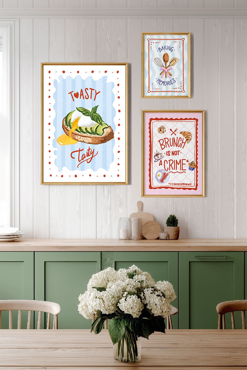 Mise en situation de trois affiches de la collection brunch, sur le mur d'une cuisine