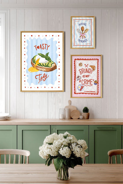 Mise en situation de trois affiches de la collection brunch, sur le mur d'une cuisine