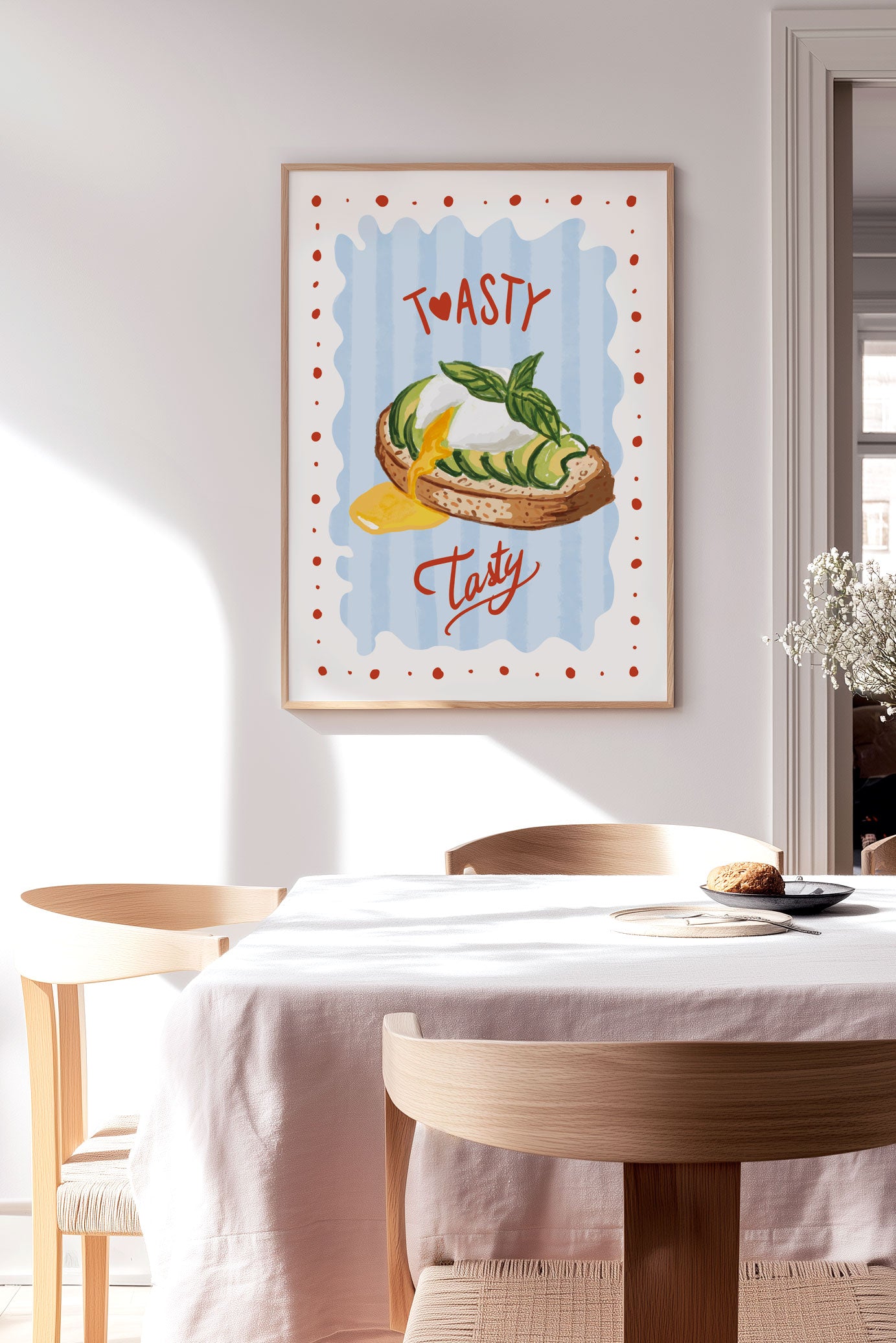 affiche cuisine avocado toast sur fond bleu rayé mis en situation sur le mur d'une cuisine
