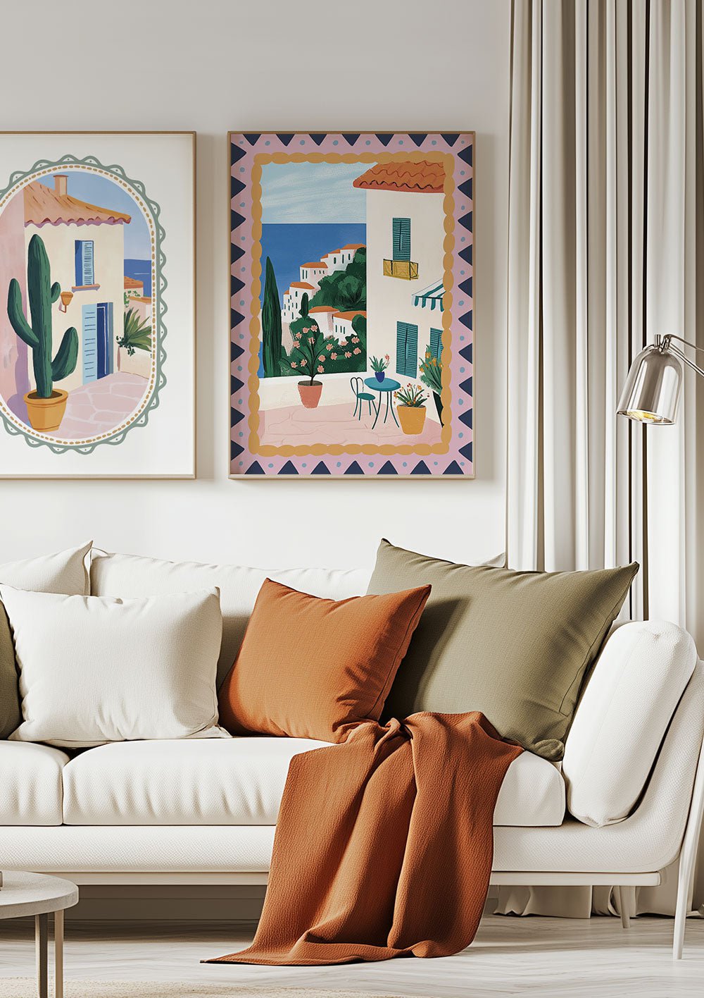 Deux affiches été italie maisons et paysage vue mer encadrée sur le mur d'un salon