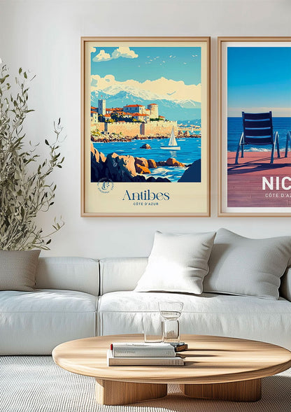 Affiche vintage de la ville d'Antibes, encadrée dans un salon contemporain