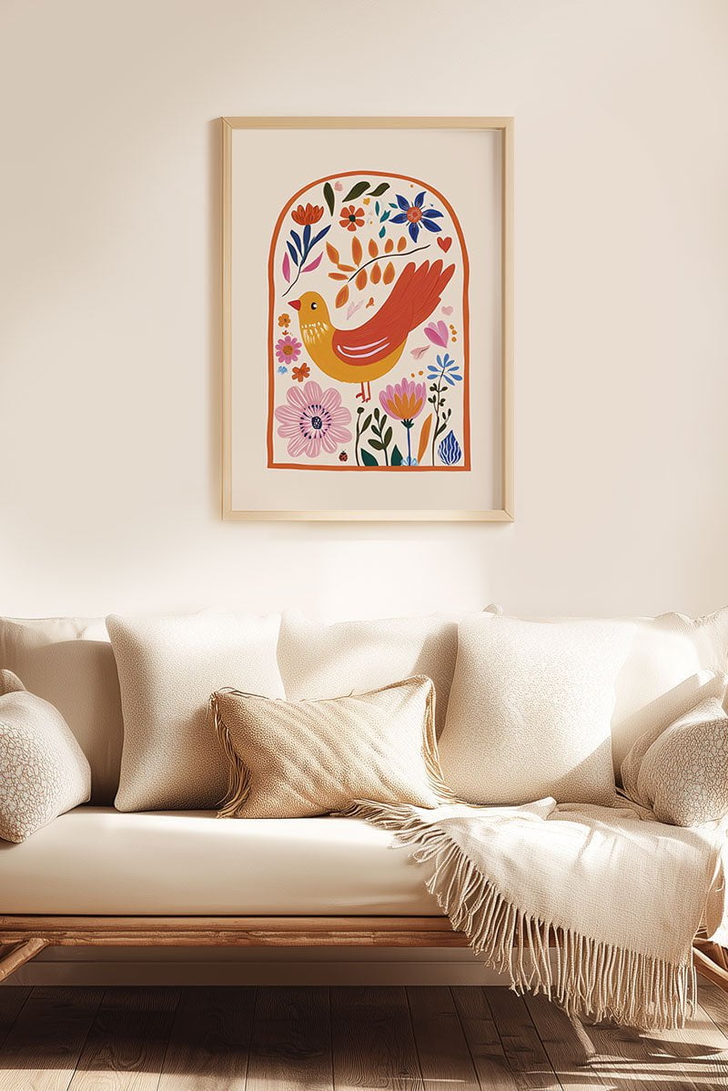 Affiche folk art d'un oiseau et arche fleuri, encadrée dans un salon