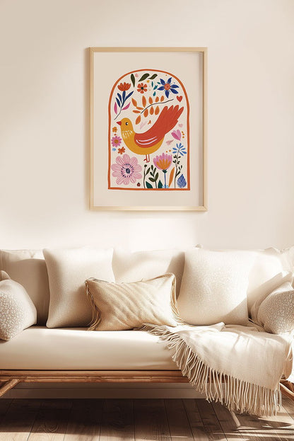 Affiche folk art d'un oiseau et arche fleuri, encadrée dans un salon