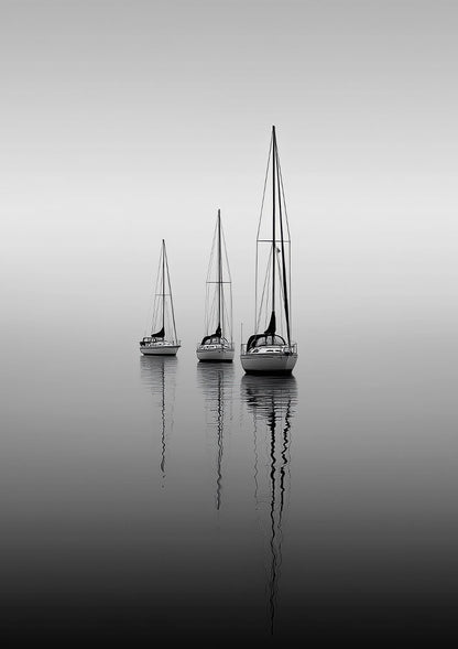 Affiche photographie en noir et blanc de trois petits voiliers et leurs reflets sur l'eau
