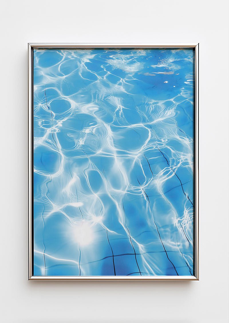 Poster été de reflets de l'eau en gros plan d'une piscine dans un cadre chrome