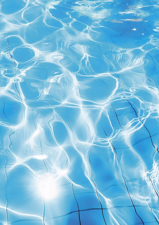 Affiche été d'un gros plan sur les reflets de l'eau d'une piscine 