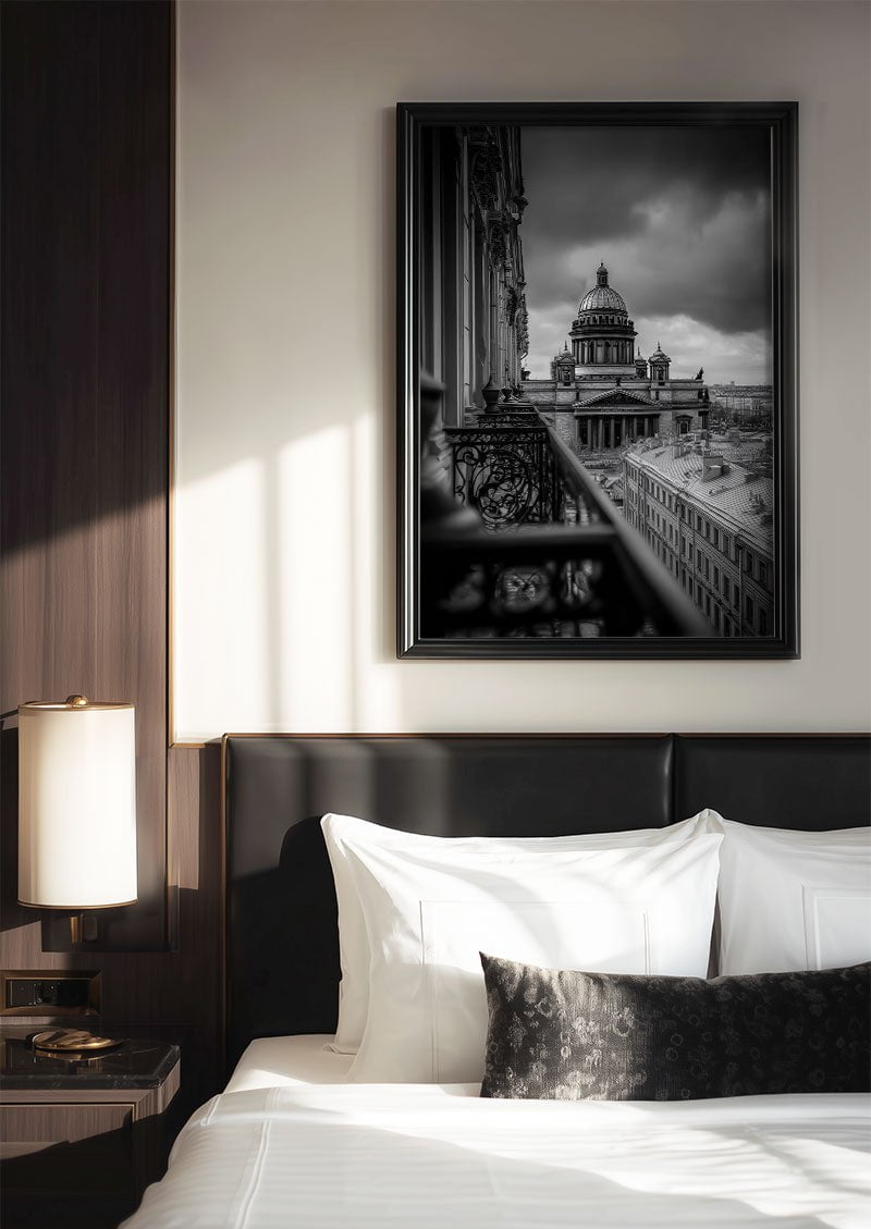 poster deco de la cathédrale saint-isaac encadrée au dessus d'un lit