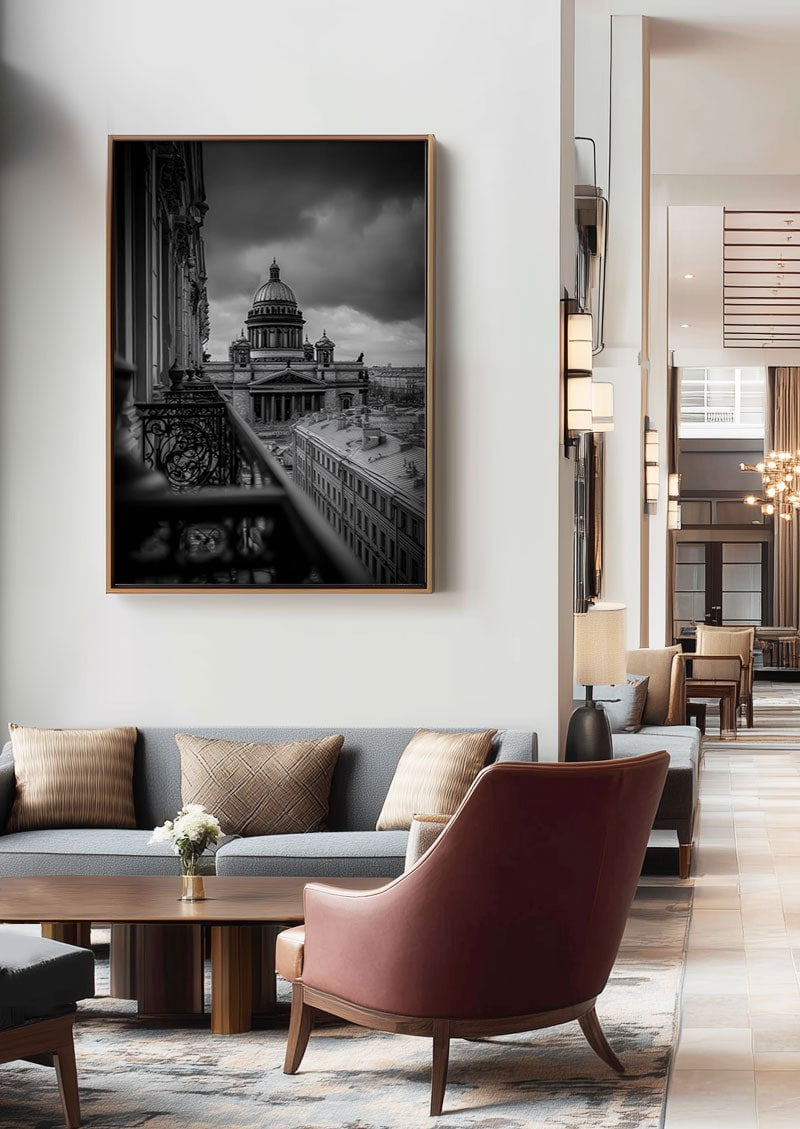 Poster deco noir et blanc de la cathédrale saint-isaac encadrée dans un hall d'hotel