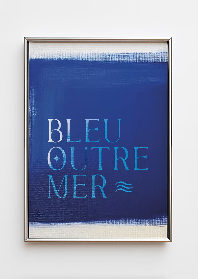 Poster mer et plage typo "bleu outre mer" sur fond bleu marine dans un cadre chrome