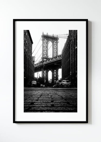 Affiche photographie noir et blanc du pont de brooklyn, entre deux immeubles, dans un cadre