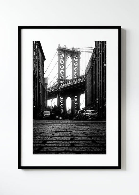 Affiche photographie noir et blanc du pont de brooklyn, entre deux immeubles, dans un cadre