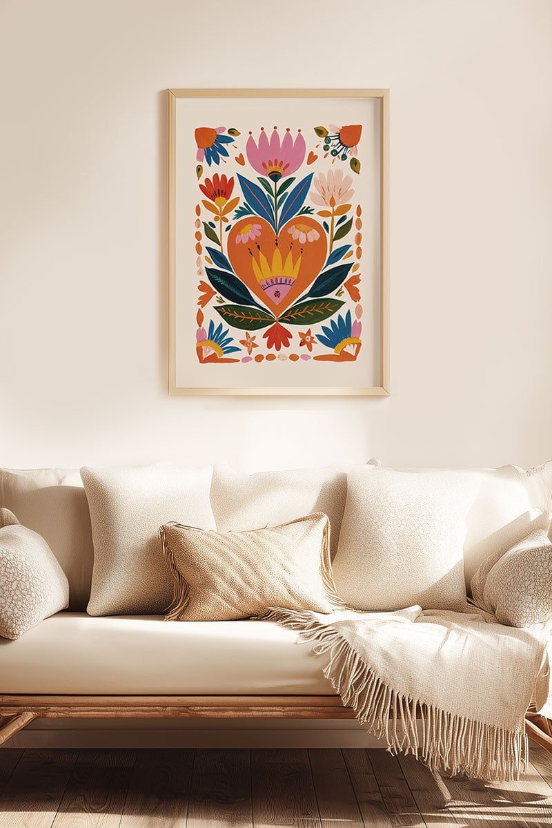 Affiche folk art cœur orange et fleurs de couleurs vives mise en situation au dessus d'un canapé