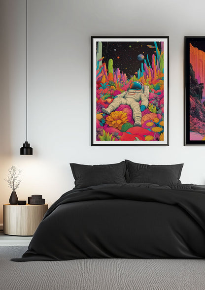 Mise en situation de l'affiche murale pop-culture de l'astronaute, encadrée, sur le mur blanc d'une chambre.