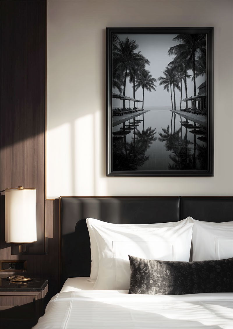 Poster photo noir et blanc d'une piscine et de palmiers encadrée au dessus d'un lit