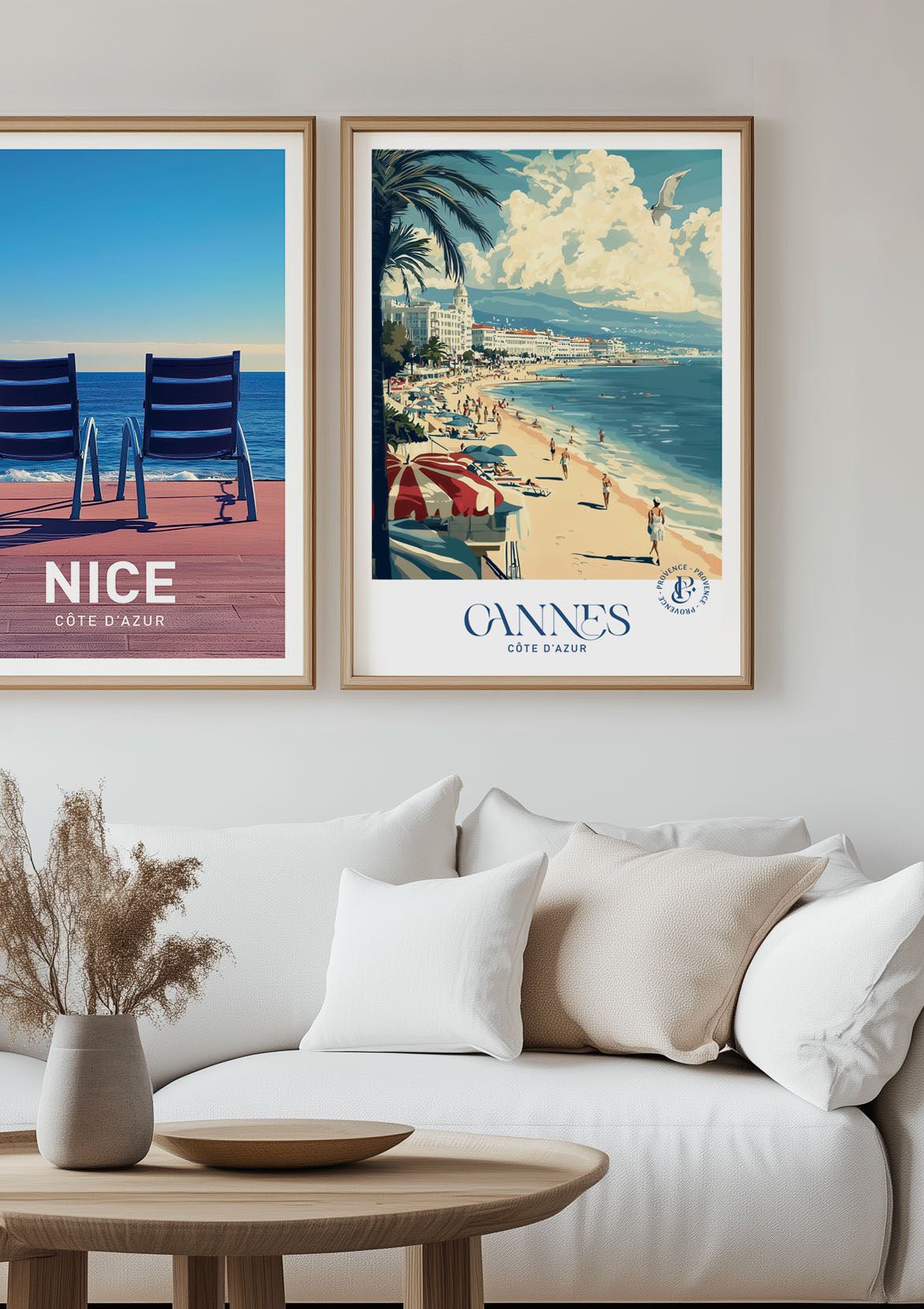 Duo d'affiches de villes encadrées dans un salon.