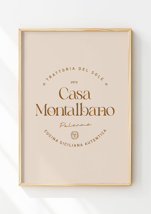 Poster italie citation Casa Montalbano typo marron sur fond beige dans un cadre bois