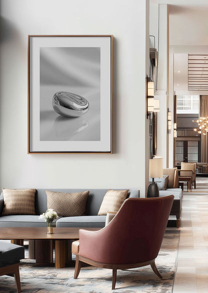 poster photo noir et blanc  d'un galet chrome encadrée dans un hall d'hotel