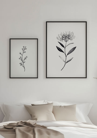 Deux affiches de fleurs en noir et blanc encadrées sur le mur d'une chambre aux tons neutres.