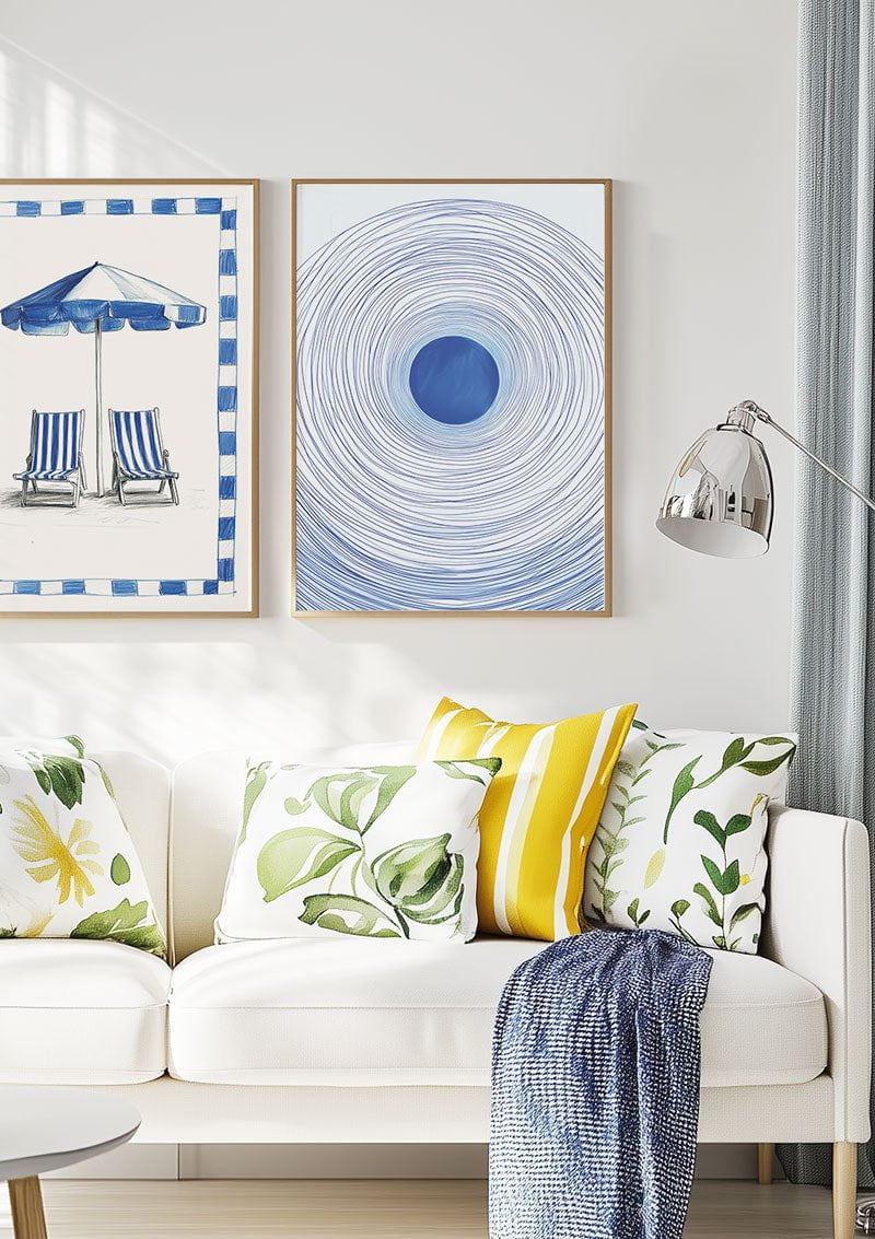 Duo d'affiches mer et plages aux tons bleus encadrées sur le mur d'un salon