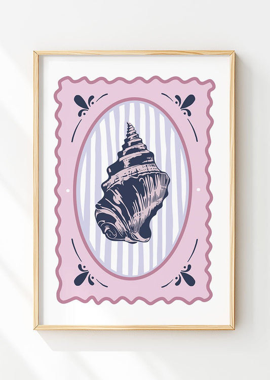 Poster mural d'un coquillage vintage sur fond rayé bleu et blanc dans un cadre en bois.