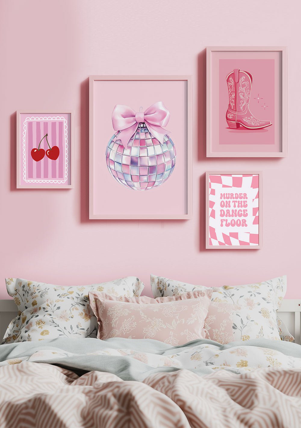 Lot de quatre affiche funky aux tons rose, encadrées au dessus d'un lit.