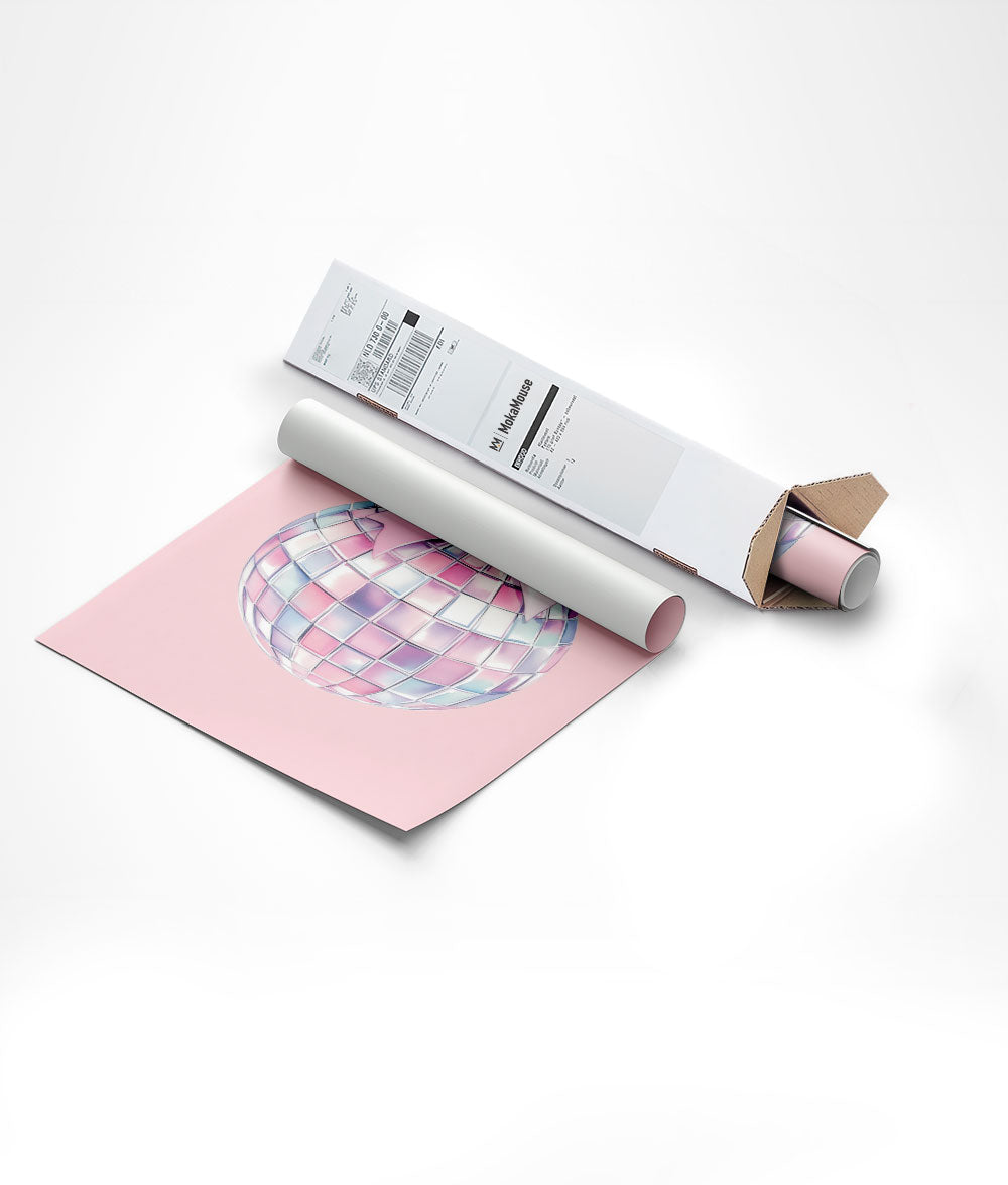 Affiche pop boule à facettes et nœud rose dans un carton triangulaire.