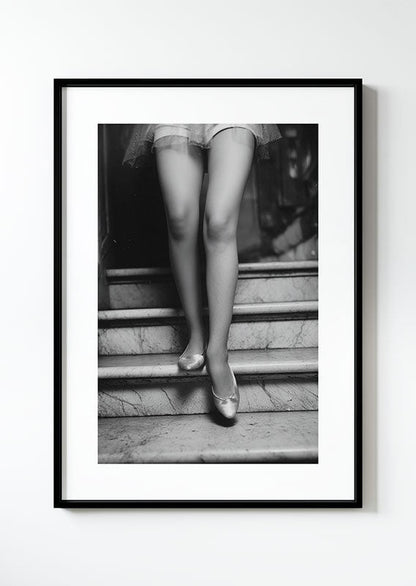 Affiche photographie noir et blanc de jambes de femme descendant des marches, dans un cadre