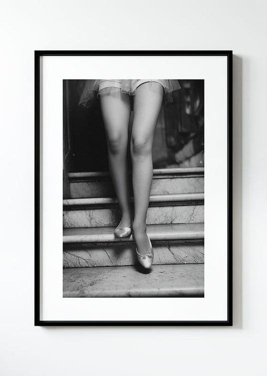 Affiche photographie noir et blanc de jambes de femme descendant des marches, dans un cadre