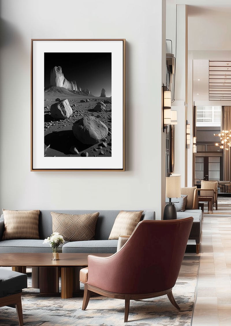 Affiche poster d'un désert noir et blanc encadrée dans un hall d'hotel