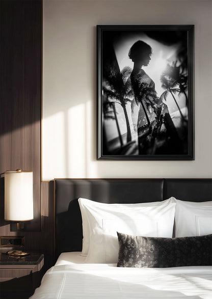 Poster photo noir et blanc silhouette et palmiers double exposition encadrée au dessus d'un lit