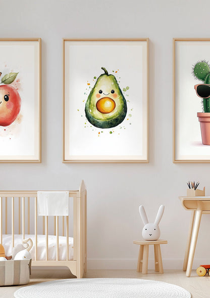 Affiche pour chambre bébé d'un avocat encadrée au milieu de deux autres affiches dans un salon.