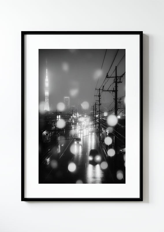 Affiche photographie noir et blanc d'une route avec la tokyo tower illuminée dans un cadre noir