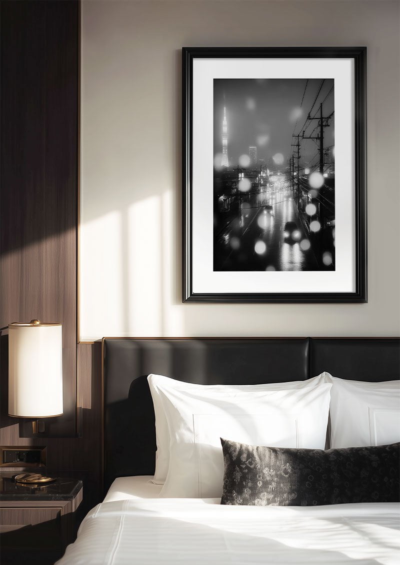 poster photo noir et blanc d'une route avec la tokyo tower illuminée, encadrée dans une chambre