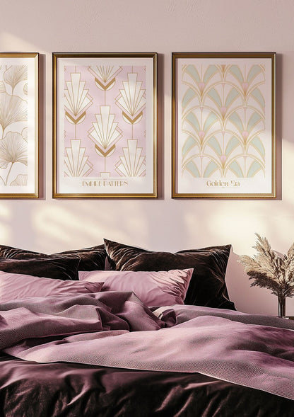 L'affiche Art Déco 1930 Empire Pattern et Golden Era, encadrée au-dessus d'un lit pourpre.