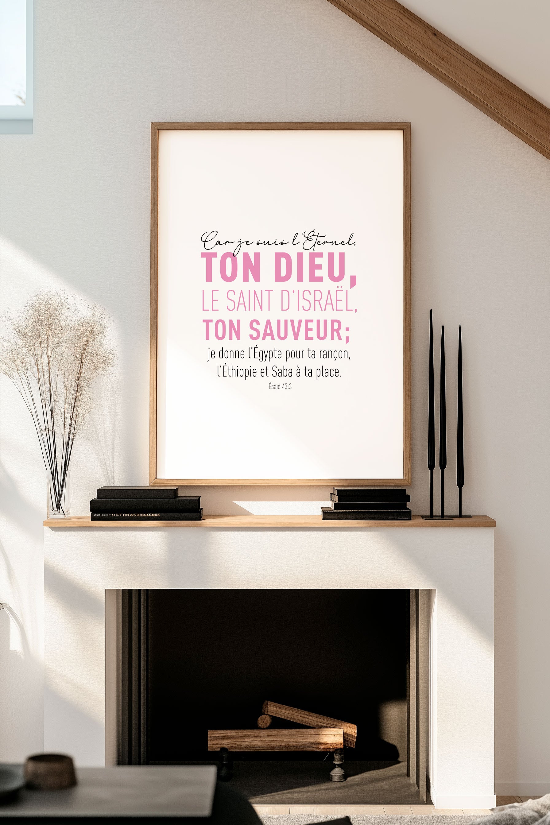 mise en situation dans un salon de l'affiche chrétienne verset de la bible Esaïe 43:3 en rose et noir
