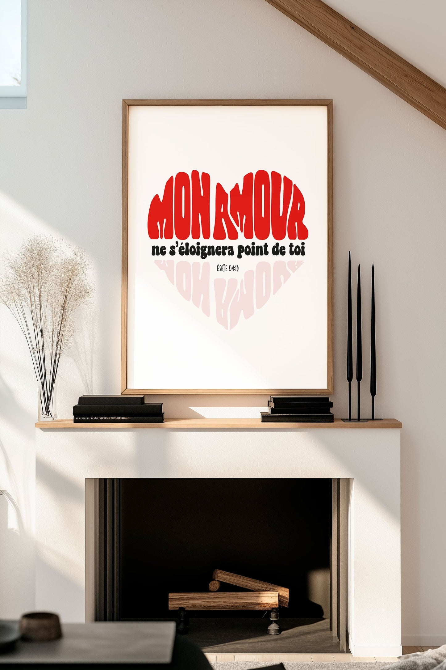 Affiche chrétienne verset biblique texte en forme de coeur, encadrée au dessus d'une cheminée