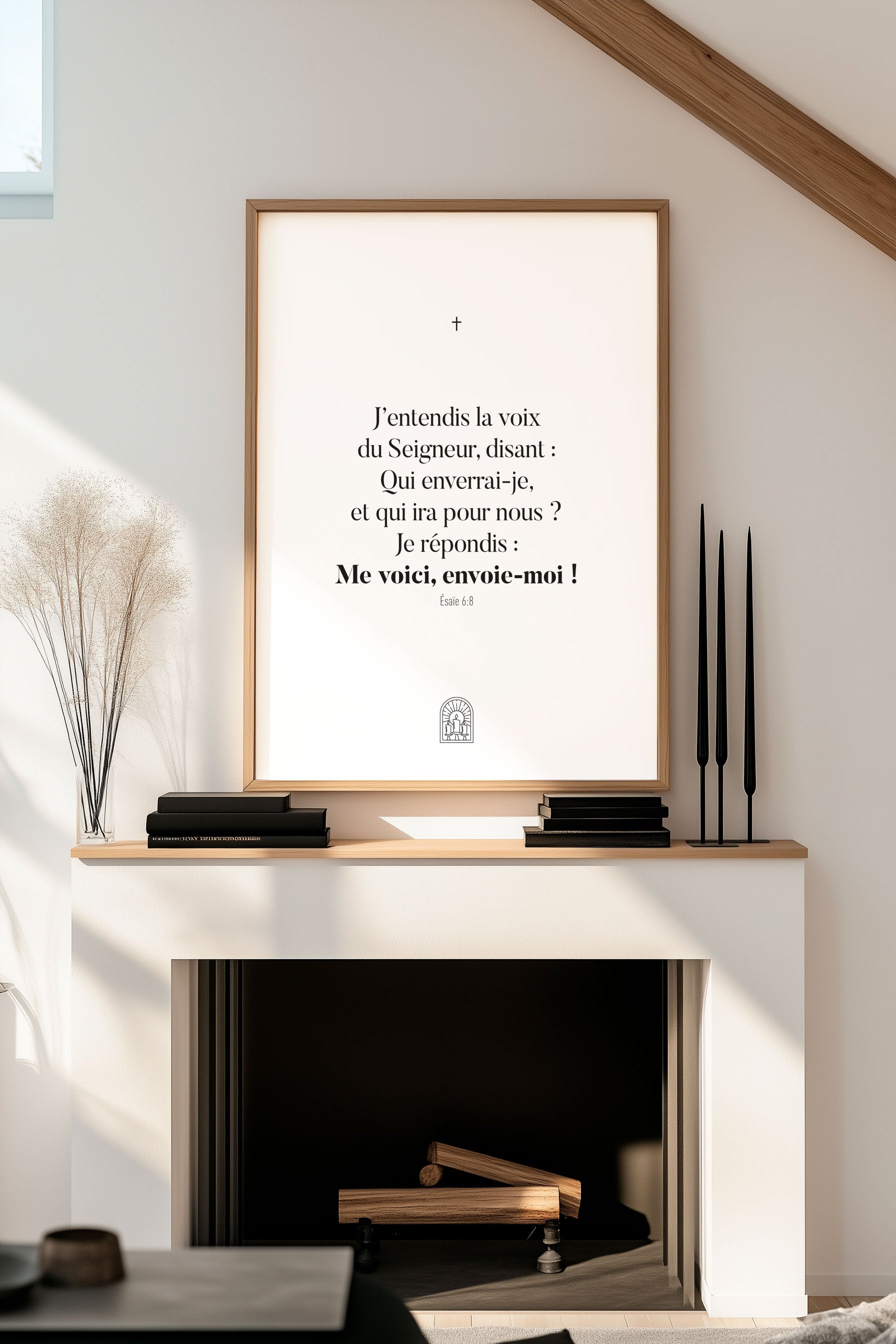 Affiche chrétienne d'un verset de la bible Esaïe 6:8 encadrée au dessus d'une cheminée