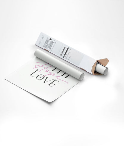 Mockup du poster chrétien Faith Hope Love dans son carton d'emballage.