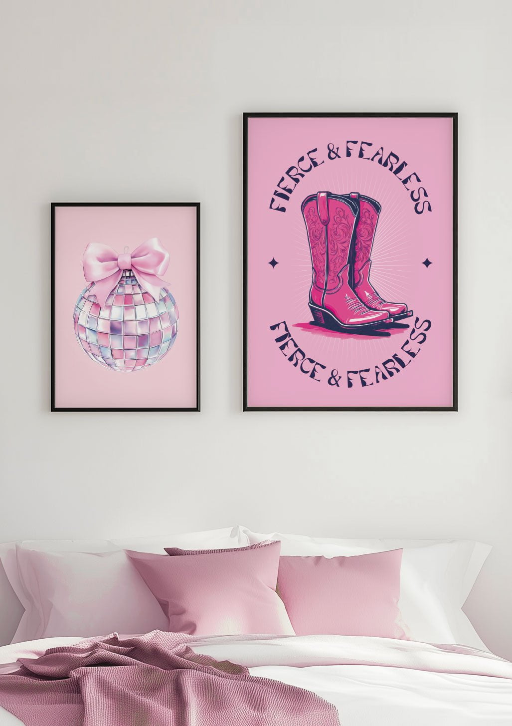 Deux poster funky rose mis en situation dans une chambre.