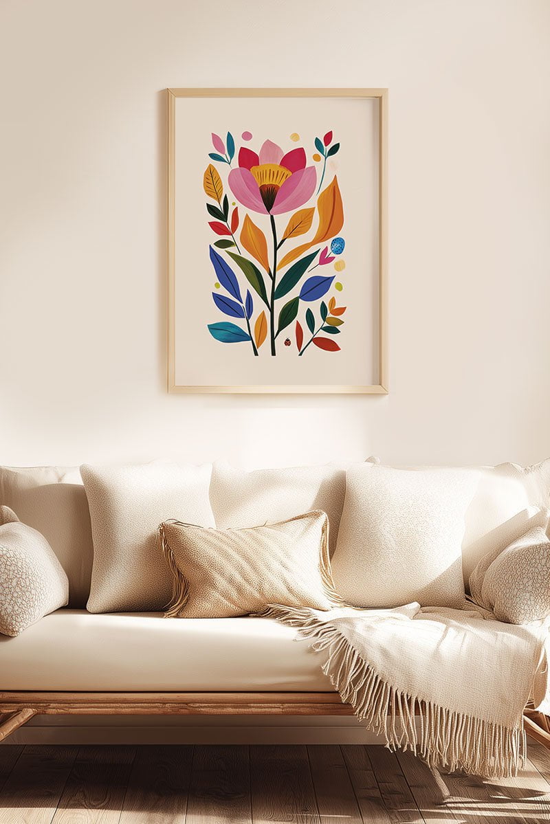 Affiche folk art fleur et feuilles colorées encadrée au dessus d'un canapé beige