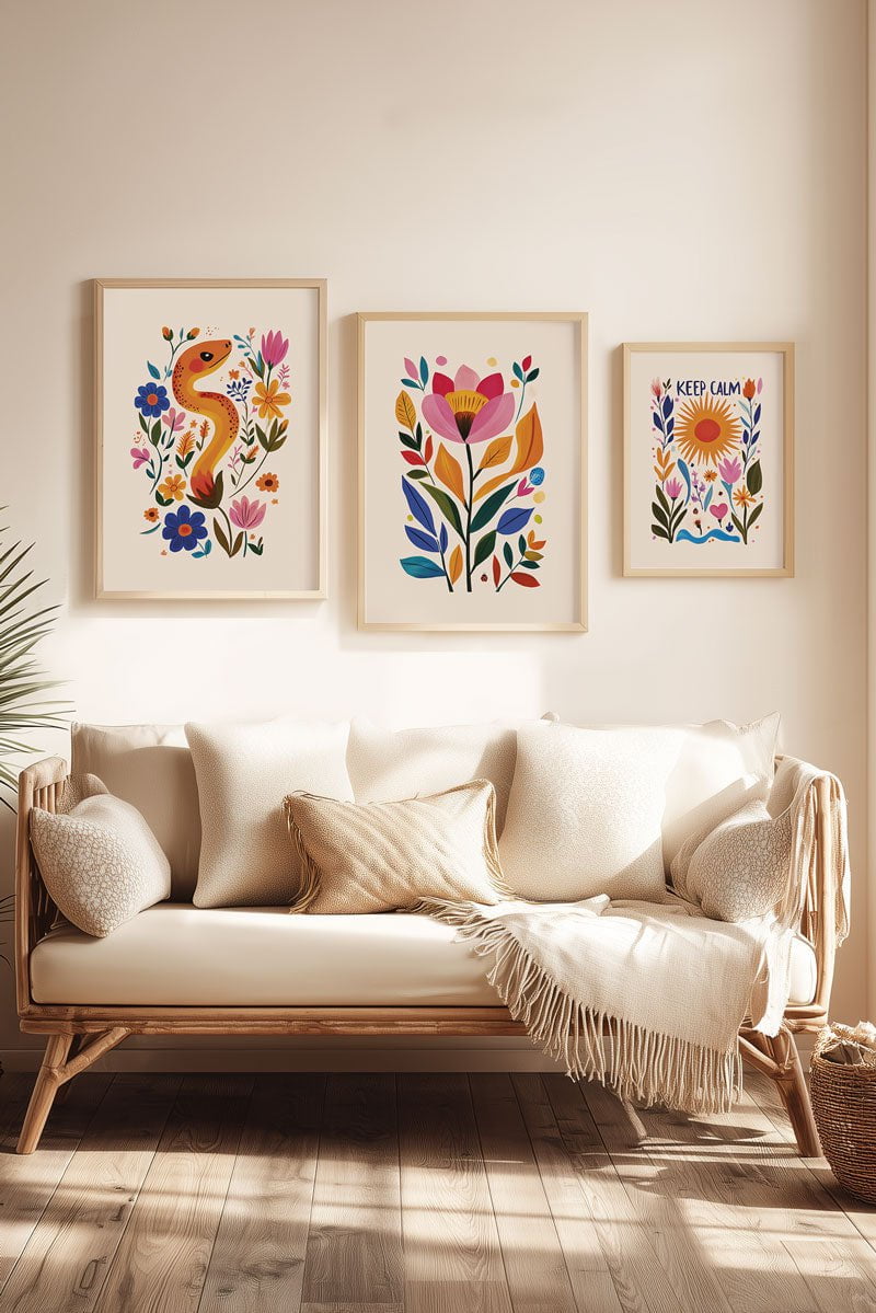 Trio d'affiche folk art florales, serpent, tigre et soleil, affichées sur le mur d'un salon 