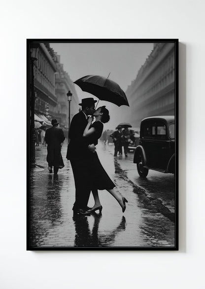 Affiche photographie noir et blanc montrant un couple s'embrassant sous un parapluie, dans un cadre
