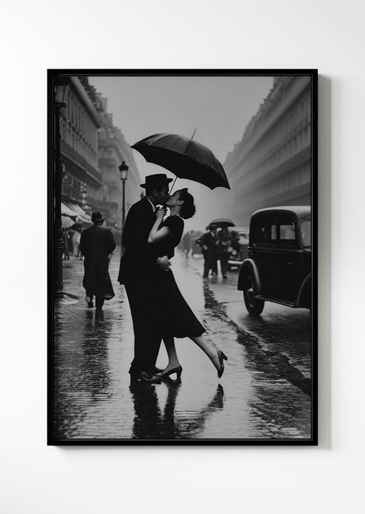 Affiche photographie noir et blanc montrant un couple s'embrassant sous un parapluie, dans un cadre