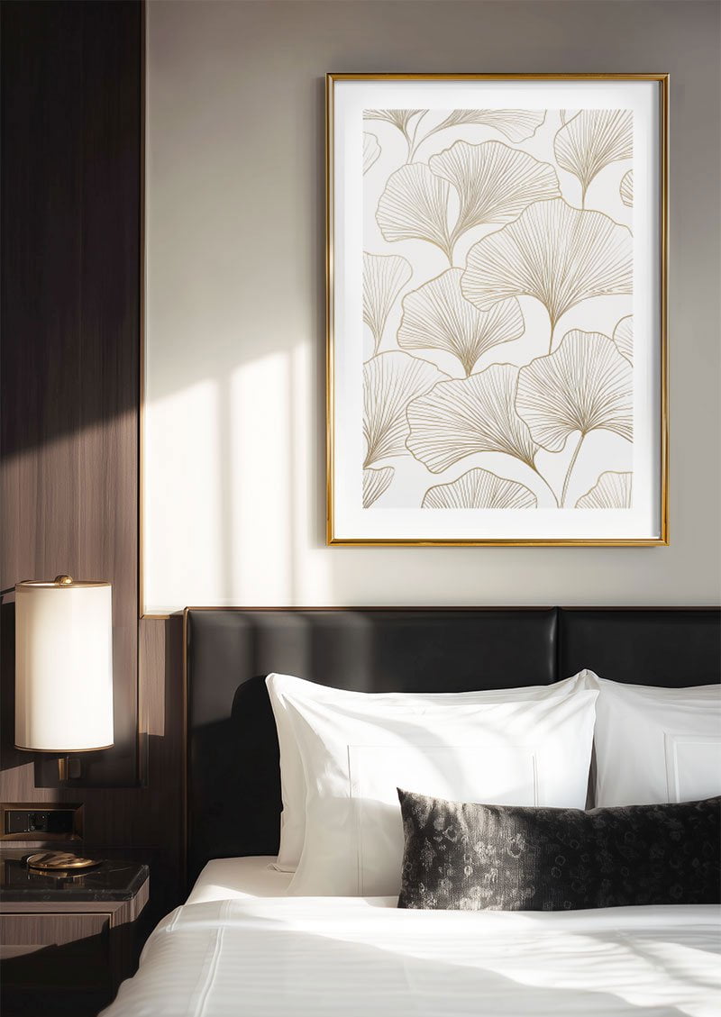 Poster Ginkco illustrée dans un cadre au dessus d'un lit