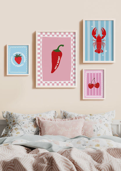 Lot d'affiches fruit funky couleurs vives mises en situation au dessus d'un lit.
